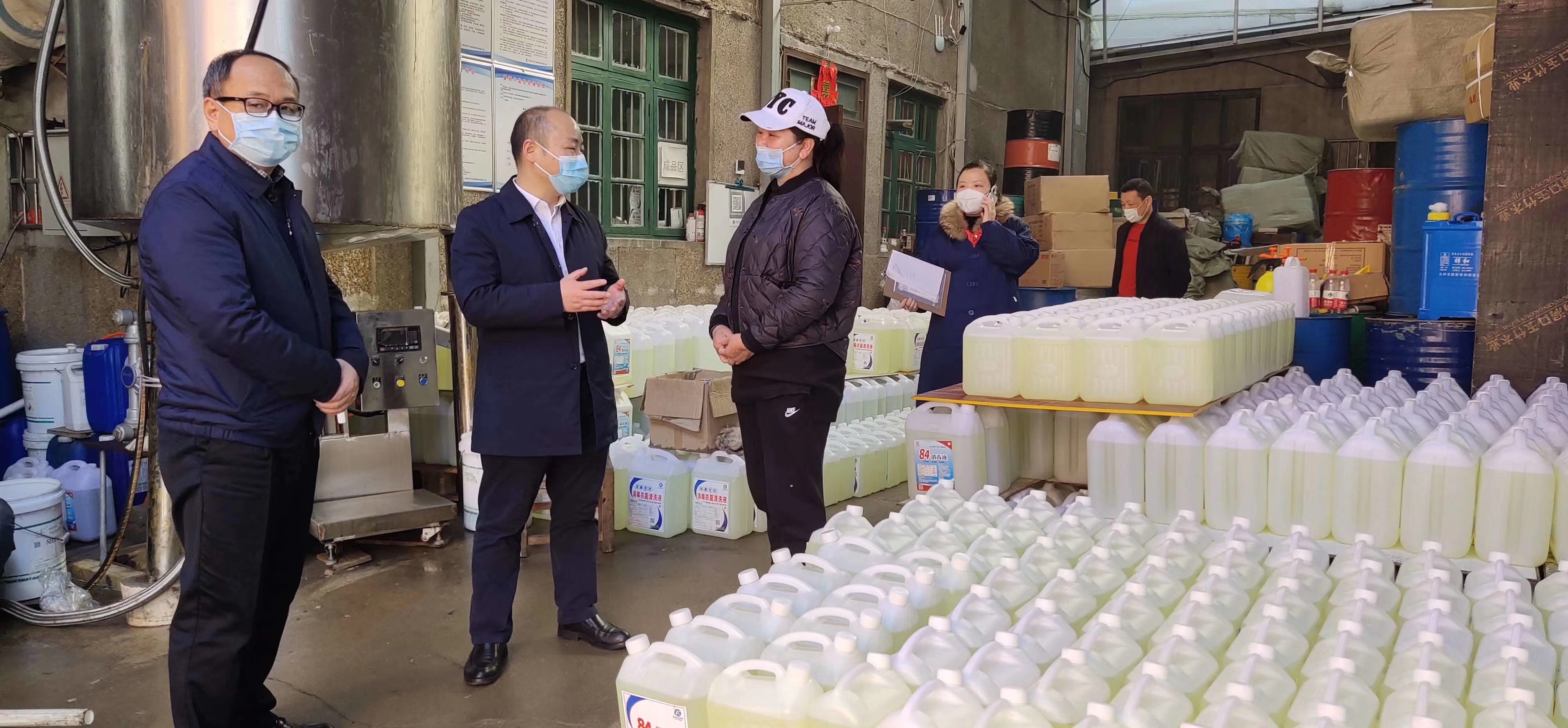 疫情期間生產(chǎn)消毒液、酒精，市委領(lǐng)導(dǎo)深入我公司調(diào)研工作